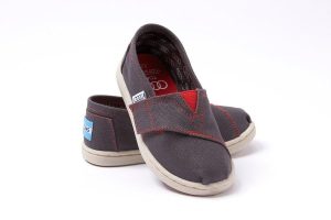 Δώρο παπούτσια Toms με κάθε αγορά ή μίσθωση ενός Audi