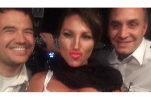Πιλότοι έβγαλαν selfies με Ελληνίδα playmate και απολύθηκαν!