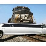 Τρένο χτυπά λιμουζίνα που κόλλησε πάνω στις ράγες (video)