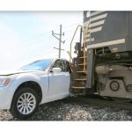 Τρένο χτυπά λιμουζίνα που κόλλησε πάνω στις ράγες (video)