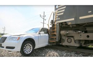 Τρένο χτυπά λιμουζίνα που κόλλησε πάνω στις ράγες (video)