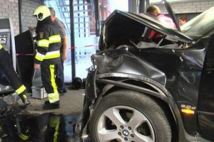 Γυαλιά καρφιά τα έκανε μια BMW X5 σε κλειστό πάρκινγκ