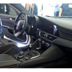 Το εσωτερικό της Alfa Romeo Giulia με δέρμα και ανθρακόνημα