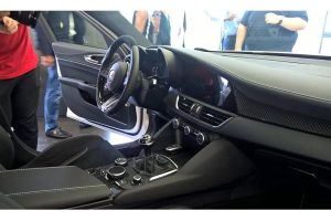 Το εσωτερικό της Alfa Romeo Giulia με δέρμα και ανθρακόνημα