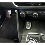 Το εσωτερικό της Alfa Romeo Giulia με δέρμα και ανθρακόνημα