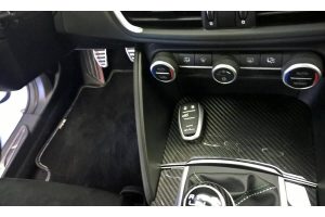 Το εσωτερικό της Alfa Romeo Giulia με δέρμα και ανθρακόνημα