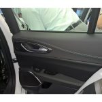 Το εσωτερικό της Alfa Romeo Giulia με δέρμα και ανθρακόνημα