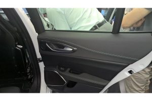 Το εσωτερικό της Alfa Romeo Giulia με δέρμα και ανθρακόνημα
