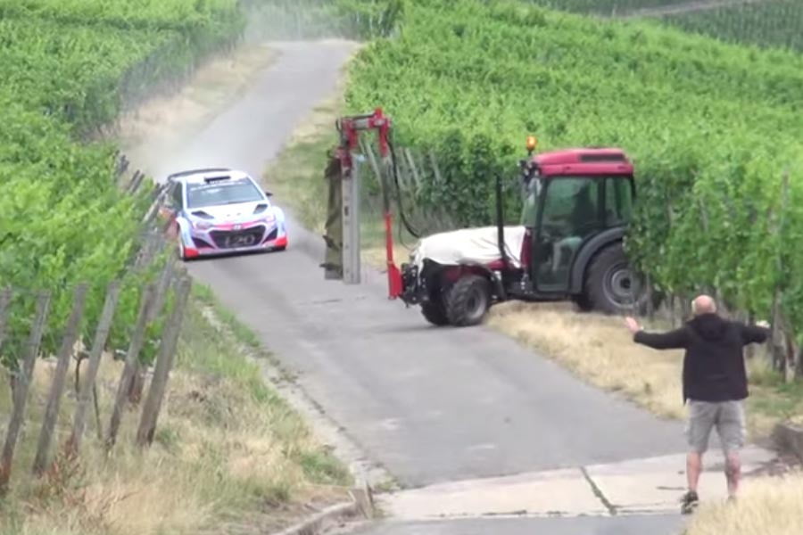 Hyundai i20 WRC παρά τρίχα να τρακάρει με τρακτέρ (video)