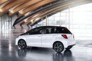 Αναβαθμισμένο Toyota Yaris και για πρώτη φορά δίχρωμο
