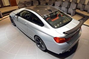 “Ειδική” BMW M4 με φουλ ανθρακόνημα και εξάτμιση Akrapovic