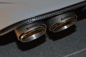 “Ειδική” BMW M4 με φουλ ανθρακόνημα και εξάτμιση Akrapovic