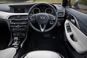 Το εσωτερικό του νέου Infiniti Q30 έχει χειριστήρια Mercedes!