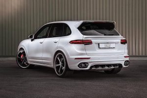 Porsche Cayenne 700hp παίζει φώτα στη Bentley Bentayga