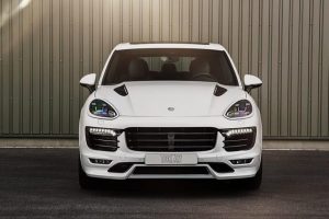 Porsche Cayenne 700hp παίζει φώτα στη Bentley Bentayga