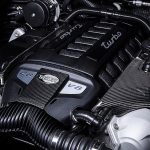 Porsche Cayenne 700hp παίζει φώτα στη Bentley Bentayga