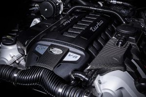 Porsche Cayenne 700hp παίζει φώτα στη Bentley Bentayga