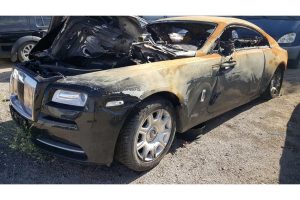 Δύο Rolls-Royce Wraith… φλαμπέ πωλούνται για 39.900 ευρώ