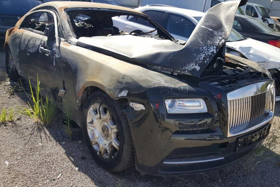 Δύο Rolls-Royce Wraith… φλαμπέ πωλούνται για 39.900 ευρώ