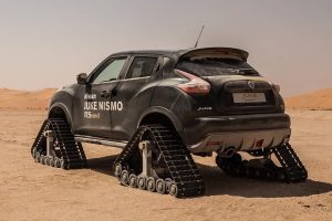 Ερπυστριοφόρο Nissan Juke NISMO RS στην έρημο του Άμπου Ντάμπι