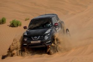 Ερπυστριοφόρο Nissan Juke NISMO RS στην έρημο του Άμπου Ντάμπι