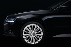 Απαστράπτουσα Skoda Superb Black Crystal με κρυστάλλους!