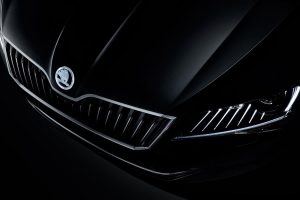 Απαστράπτουσα Skoda Superb Black Crystal με κρυστάλλους!
