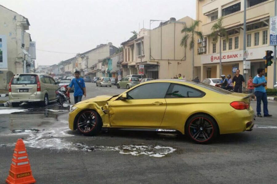 Toyota περνά με βαθύ κόκκινο και τρακάρει BMW M4 (video)