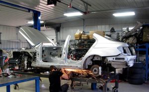 Mercedes 190E με δάπεδο και μηχανικά μέρη από C 63 AMG!