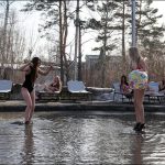 Ρωσίδες διαμαρτύρονται με μπικίνι για τους κακούς δρόμους (video)