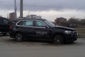 Test drive σε καινούργια BMW X5 κατέληξε σε crash test!