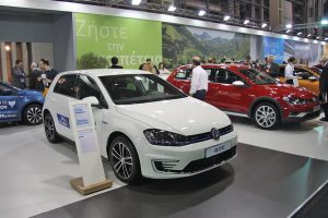 Volkswagen: e-Golf, Passat R-Line, νέο Touran και όλη η γκάμα