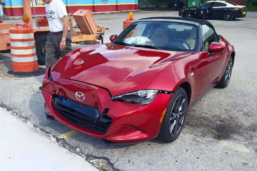 Νέο Mazda MX-5 τρακάρει λίγα λεπτά μετά την παραλαβή!