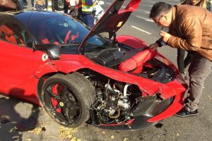 Ferrari LaFerrari μόλις ενός μηνός έπεσε σε τρία αυτοκίνητα