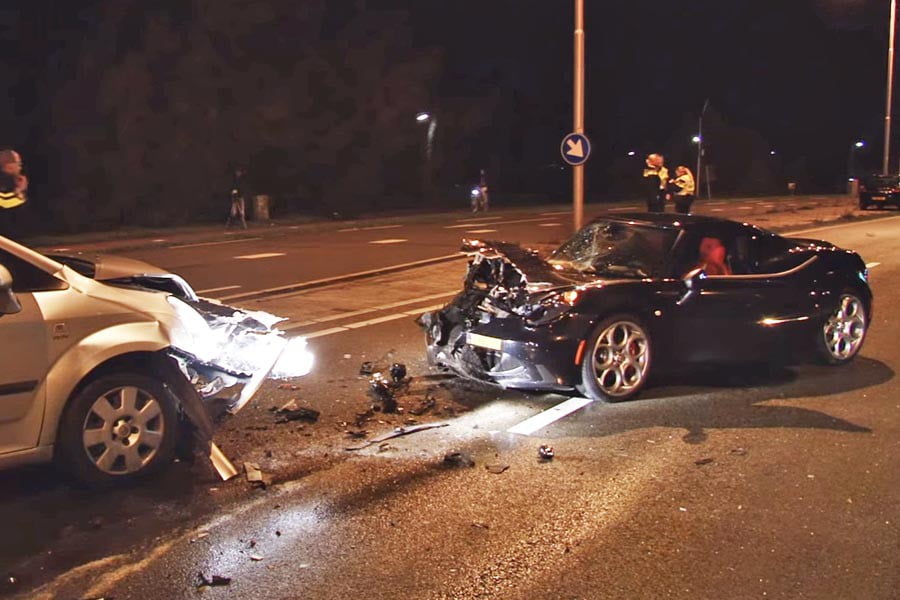 Σκληρή σύγκρουση Alfa Romeo 4C με Toyota Verso (video)