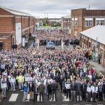 Έτοιμη η πρώτη χειροποίητη Bentley Bentayga