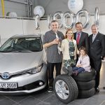 Παρέλαβε το 1.000.000ό Toyota Hybrid και πήρε ένα ακόμα δώρο!