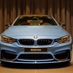 BMW M4 Coupe φορτωμένη με διάφορα αξεσουάρ μέσα - έξω