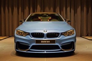 BMW M4 Coupe φορτωμένη με διάφορα αξεσουάρ μέσα – έξω