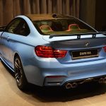 BMW M4 Coupe φορτωμένη με διάφορα αξεσουάρ μέσα - έξω