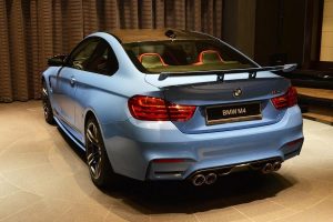 BMW M4 Coupe φορτωμένη με διάφορα αξεσουάρ μέσα – έξω