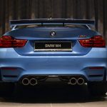 BMW M4 Coupe φορτωμένη με διάφορα αξεσουάρ μέσα - έξω