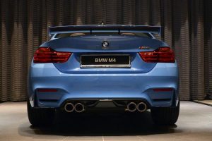 BMW M4 Coupe φορτωμένη με διάφορα αξεσουάρ μέσα – έξω