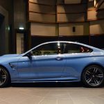 BMW M4 Coupe φορτωμένη με διάφορα αξεσουάρ μέσα - έξω