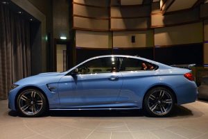 BMW M4 Coupe φορτωμένη με διάφορα αξεσουάρ μέσα – έξω