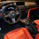 BMW M4 Coupe φορτωμένη με διάφορα αξεσουάρ μέσα - έξω