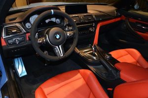 BMW M4 Coupe φορτωμένη με διάφορα αξεσουάρ μέσα – έξω
