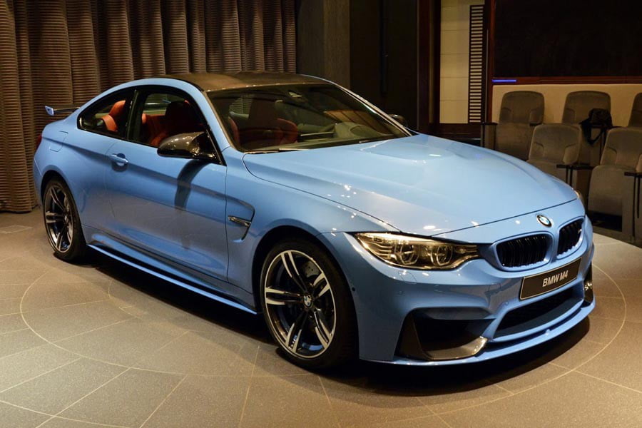BMW M4 Coupe φορτωμένη με διάφορα αξεσουάρ μέσα – έξω