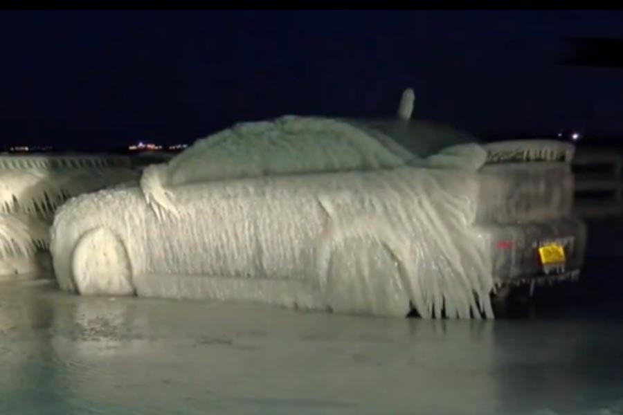 Mitsubishi Lancer έγινε παγωμένο γλυπτό έργο τέχνης! (+video)