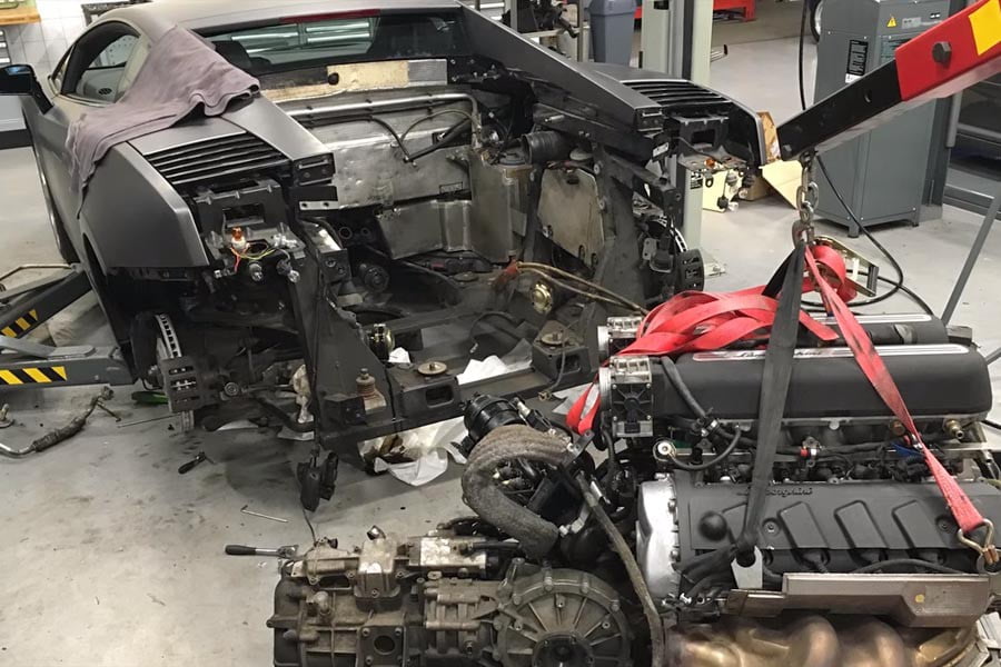 Αφαίρεση κινητήρα από Lamborghini Gallardo